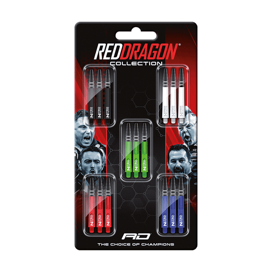 X0802_Red_Dragon_Nitrotech_Shaft_Card_Medium_1 Das Bild zeigt eine Verpackung mit mehreren Sätzen von Dart-Schäften namens "Red Dragon Nitrotech Shaft Card Medium" in verschiedenen Farben. Auf der Verpackung sind auch Porträts von Dartspielern und das Logo "Red Dragon Collection" zu sehen.