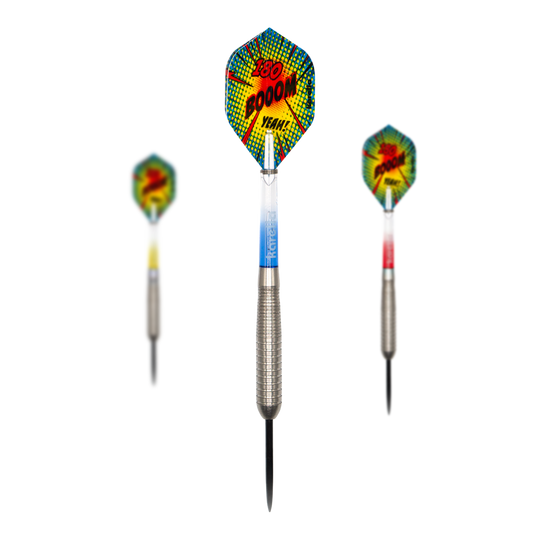 Zu sehen ist ein Set der Karella Comic Line CL-4 Steeldarts - 23g. Das Set eignet sich für Einsteiger und fortgeschrittene Spieler.