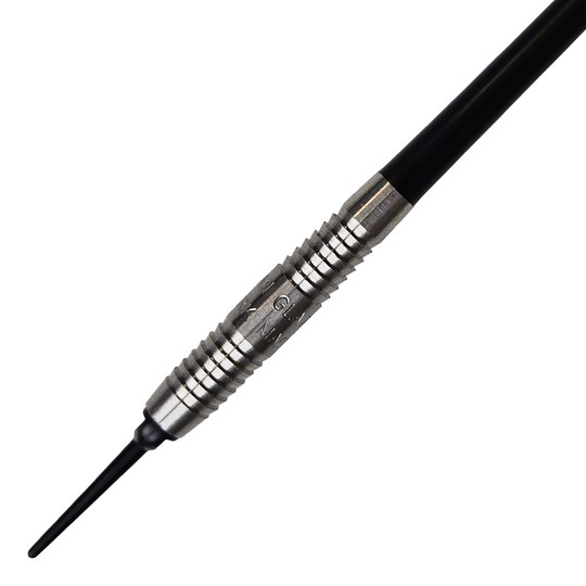 McKicks Alam Glazier Shark Machine Soft Darts Das Bild zeigt einen McKicks Alam Glazier Shark Machine Softdart. Der Dartpfeil hat eine silberne Griffzone mit Rillen und eine schwarze Spitze.