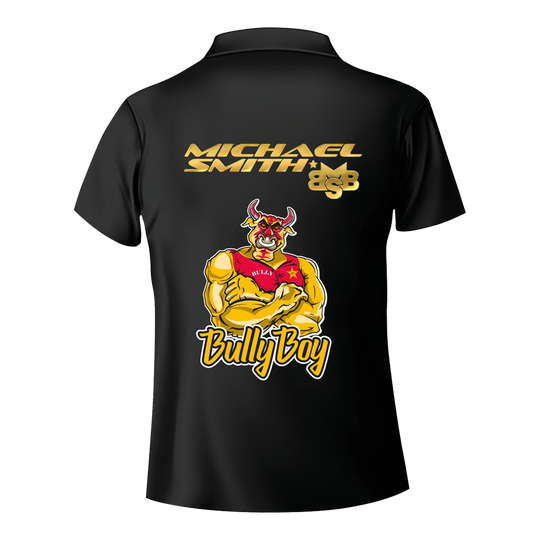 Shot Michael Smith White Stripe dart shirt Das Bild zeigt die Rückseite eines schwarzen Dartshirts mit dem Namen "Michael Smith" und dem Logo "BSB" in goldener Schrift. Darunter ist eine Comicfigur eines muskulösen Stiers mit dem Schriftzug "Bully Boy" zu sehen.
