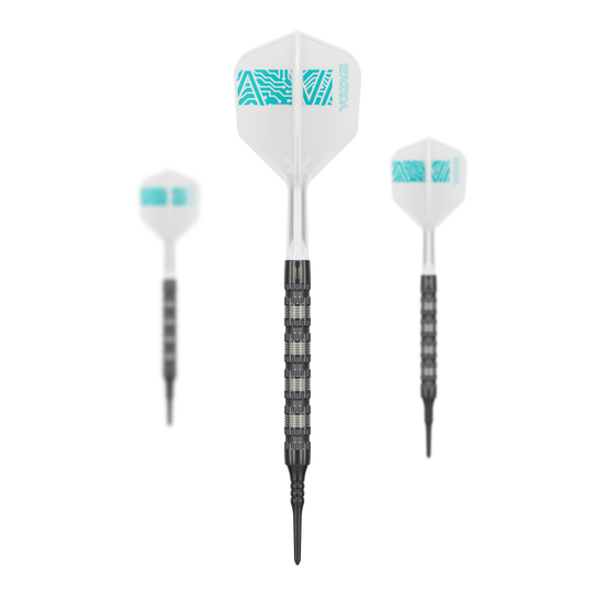 Target Rob Cross 95K Swiss Point Soft Darts - 18g Das Bild zeigt drei Softdarts des Modells „Target Rob Cross 95K Swiss Point“ mit einem Gewicht von 18g. Die Darts haben weiße Flights mit türkisfarbenen Mustern und schwarze, geriffelte Barrels.