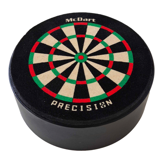 Das Bild zeigt die McDart Precision Mini Dartboard Darthalter. Es ist eine kleine, runde Dartscheibe mit farbigen Segmenten und dem Schriftzug "McDart Precision" darauf.