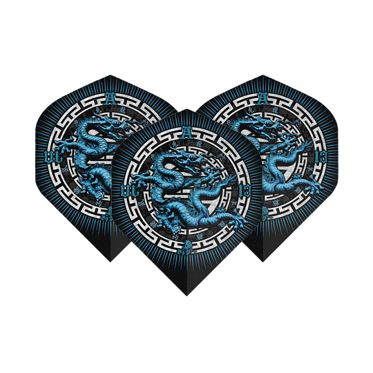 Alchemy Year Of The Dragon No2 Standard Flights Das Bild zeigt drei Dart-Flights mit einem blauen Drachenmotiv in der Mitte. Die Flights haben ein schwarzes Design mit weißen und blauen Akzenten.