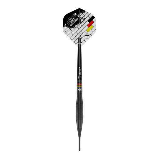 Bulls Martin Schindler The Wall Black Brass Softdarts - 18g Dies ist ein schwarzer Softdart namens "Bulls Martin Schindler The Wall Black Brass" mit einem Gewicht von 18 Gramm. Auf dem Flight sind ein Mauer-Design und die Farben der deutschen Flagge zu sehen.