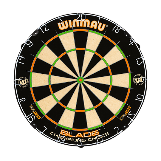 3023_Winmau_Champions_Choice_DualCore_Dartboard_1yDetmwaptBObx Das Bild zeigt eine Winmau Champions Choice DualCore Dartscheibe. Die Scheibe hat schwarze, beige, grüne und orangefarbene Felder mit gut lesbaren Zahlen am Rand.