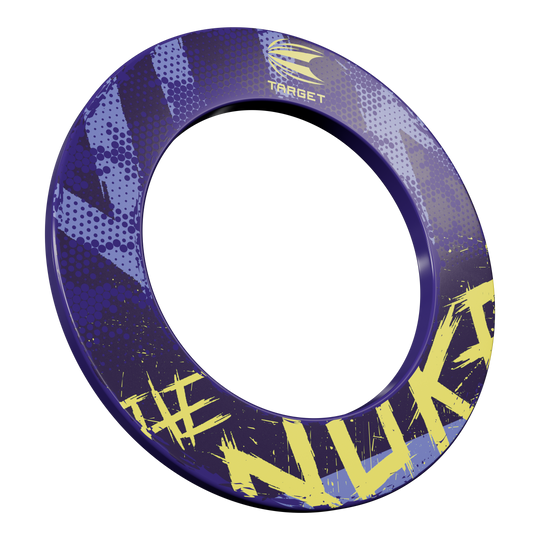 Target Luke Littler The Nuke Dartboard Surround Das Bild zeigt eine Dartboard-Umrandung mit dem Namen „Target Luke Littler The Nuke Dartboard Surround“. Die Umrandung ist hauptsächlich lila mit gelben Schriftzügen und Mustern gestaltet.