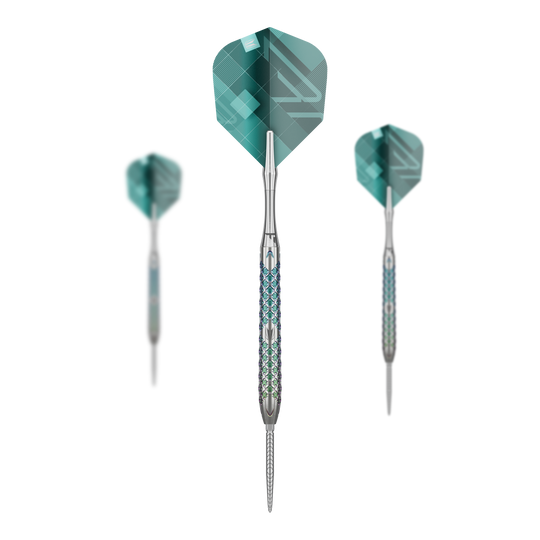 Target Rove 03 Swiss Point steel darts Das Bild zeigt drei Target Rove 03 Swiss Point Steeldarts mit silbernem Schaft und blauen Akzenten. Die Flights sind grün-blau gemustert und die Darts stehen vor einem schwarzen Hintergrund.