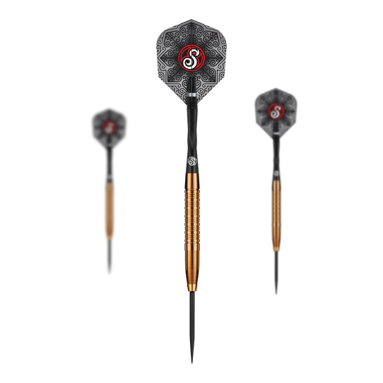 Das Bild zeigt die Shot Pro Series Jake Womack Steeldarts - 23g. Die Darts haben einen goldfarbenen Schaft und ein schwarzes Flight mit auffälligem Muster und rotem Logo.