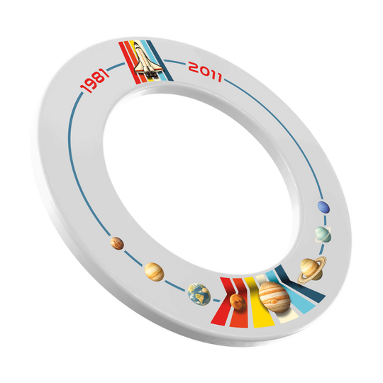 Zu sehen ist der McDart Weltraum Shuttle Dartboard Surround. Er sorgt für zusätzlichen Schutz rund um die Dartscheibe.