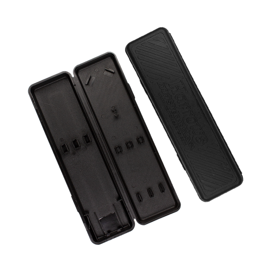 Harrows_PlastikboxrFOnNcsnuzvIM Das Bild zeigt ein geöffnetes schwarzes Etui für Harrows Blaze Style A Softdarts - 18g. Das Etui hat mehrere Fächer für die sichere Aufbewahrung der Darts und Zubehör.