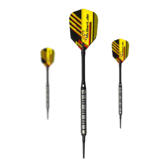 McDart 85 Tungsten V2 soft darts - 17g Das Bild zeigt drei Softdarts des Modells "McDart 85er Tungsten V2" mit 17g Gewicht. Die Darts haben gelb-schwarze Flights mit roten Akzenten und einen silbernen Griffbereich.