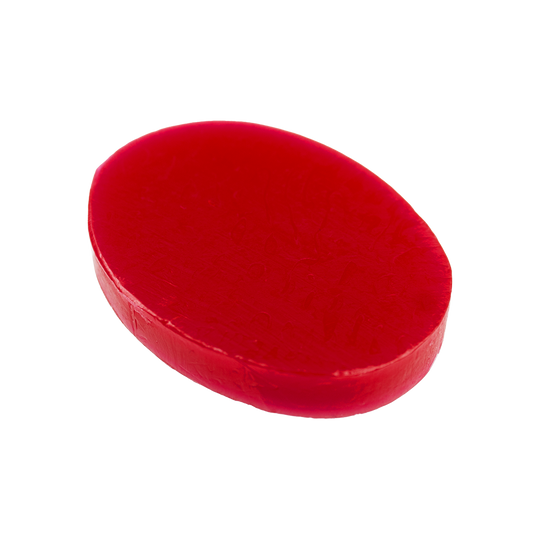 604_Fingerwachs_1ffOlTEz7K6don Das Bild zeigt ein rotes, ovales Stück Fingerwachs. Es wird häufig im Theater oder zu Halloween für Schmink- und Spezialeffekte verwendet.