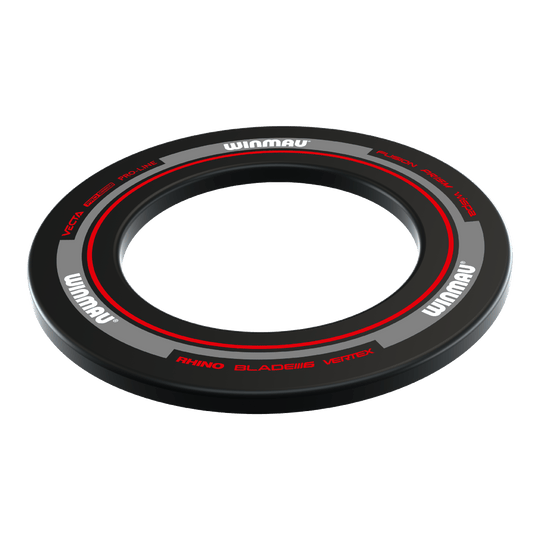 Dieses Bild zeigt das Winmau Advance Dartboard Surround in Schwarz-Rot. Der runde Schutzring hat ein modernes Design mit roten und grauen Akzenten sowie dem Winmau-Logo.