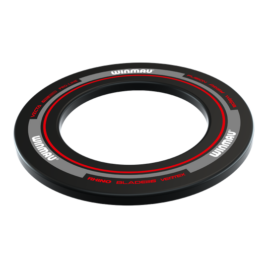 Winmau Advance Dartboard Surround - Black Red Dieses Bild zeigt das Winmau Advance Dartboard Surround in Schwarz-Rot. Der runde Schutzring hat ein modernes Design mit roten und grauen Akzenten sowie dem Winmau-Logo.