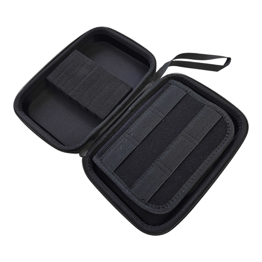 Abgebildet ist ein Produkt mit dem Dateinamen MCS4-Blau_McDart_System4_Dartcase_Mit_Wunschdruck_Blau_Metallic_3. Es handelt sich vermutlich um ein Etui oder eine Hülle im blauen Metallic-Design.