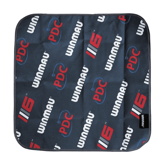 8133_Winmau_Sports_Towel_Handtuch_2 Dieses Bild zeigt das Winmau Sports Towel Handtuch. Das Handtuch ist dunkel und mit den Logos von WINMAU, PDC und WS bedruckt.