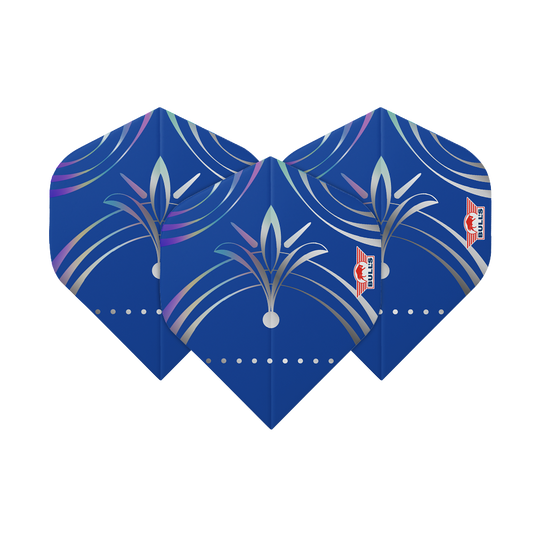Bulls NL Series 100 Silvian No2 Standard Flights Das Bild zeigt drei blaue Dart-Flights mit einem silbernen und lilafarbenen Muster. Auf jedem Flight ist das Logo von Bulls zu sehen.