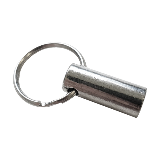 McDart Shaftrestentferner - Silber Das Bild zeigt einen silbernen McDart Shaftrestentferner mit einem Schlüsselring. Das Produkt ist aus Metall und dient zum Entfernen von Dart-Shaftresten.