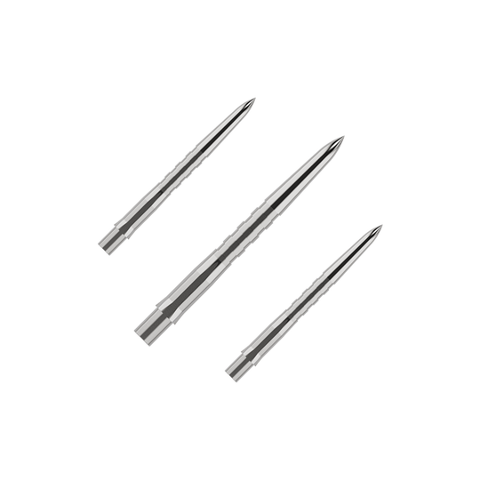 Das Bild zeigt drei silberne, gerillte Spitzen für Steeldarts. Sie liegen nebeneinander auf einem grünen Hintergrund.