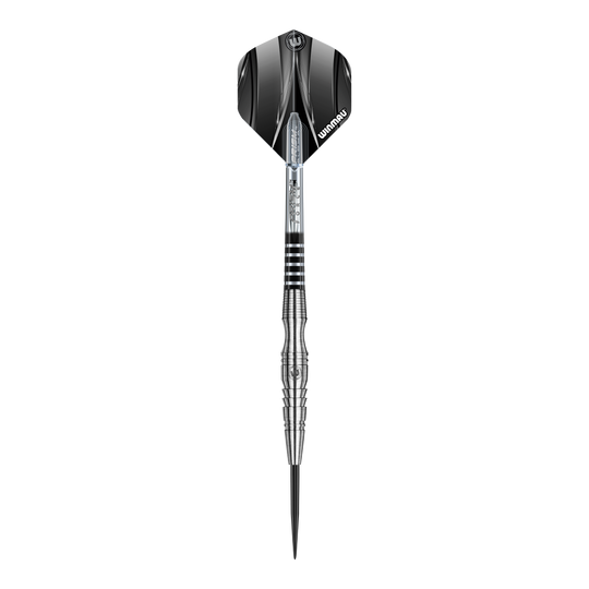 Winmau Sniper V3 Steeldarts Das Bild zeigt einen Winmau Sniper V3 Steeldart. Der Dart hat ein silbernes, geriffeltes Barrel und schwarze Flights mit Winmau-Logo.