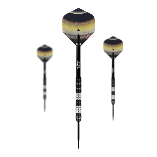 Bulls NL Luna Triton steel darts Das Bild zeigt drei Steeldarts des Modells "Bulls NL Luna Triton". Die Darts haben schwarze Spitzen, einen geriffelten Griff und Flights mit einem gelb-schwarzen Weltraumdesign.