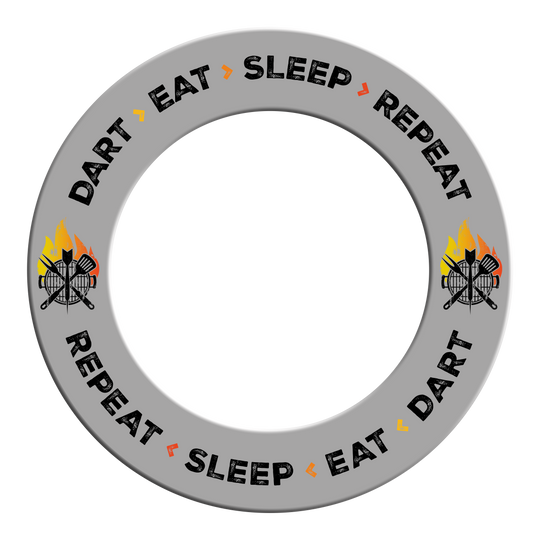 Es ist ein Dartboard-Surround in Grau mit dem Text 'Dart Eat Sleep Repeat'. Das Bild zeigt das Produkt aus einer bestimmten Perspektive.