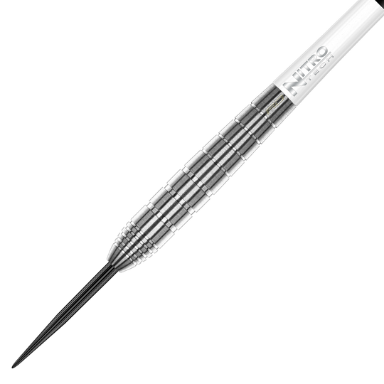 RD2503_Red_Dragon_Luke_Humphries_TX1_Steeldarts_2 Dies ist ein Steeldart aus der Produktreihe "Red Dragon Luke Humphries TX1". Der Dart hat eine silberne, geriffelte Metallspitze und einen weißen Schaft mit der Aufschrift "Nitro Tech".