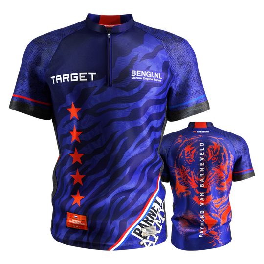 Target Coolplay Raymond Van Barneveld 2025 dart shirt Das Bild zeigt das Target Coolplay Raymond Van Barneveld 2025 Dartshirt in Blau mit roten Akzenten und einem auffälligen Tiger-Design auf der Rückseite. Auf der Vorderseite sind fünf rote Sterne und Sponsorenlogos zu sehen.