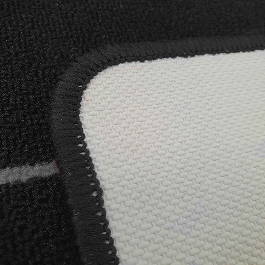 McDart Mono Dartteppich Das Bild zeigt eine Nahaufnahme des McDart Mono Dartteppichs. Man sieht die Struktur und die Umrandung des Teppichs deutlich.