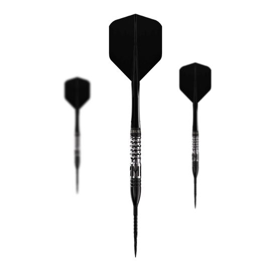 Caliburn Player MAK steel darts Das Bild zeigt drei Steeldarts des Produkts „Caliburn Player MAK Steeldarts - 23,5g“. Die Darts sind schwarz und haben ein geriffeltes Griffstück für besseren Halt.