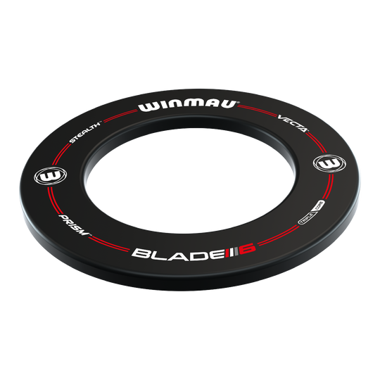 Winmau Pro-Line Blade 6 Dartboard Surround Das Bild zeigt das Produkt "Winmau Pro-Line Blade 6 Dartboard Surround". Es ist ein schwarzer Dartboard-Ring mit weiß-rotem Aufdruck und dient zum Schutz der Wand um das Dartboard.