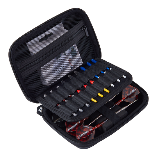 Unicorn Ultra Gary Anderson dart wallet Das Bild zeigt das Produkt "Unicorn Ultra Gary Anderson Dartwallet". Das Dartwallet ist offen und enthält mehrere Ersatzteile sowie zwei zusammengebaute Darts.