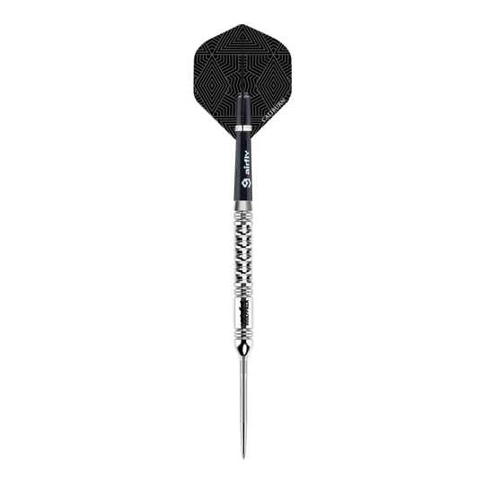 Caliburn Wolfpack W1 steel darts - 23g Der Caliburn Wolfpack W1 Steeldart wiegt 23,5 Gramm und hat ein auffälliges silbernes Design mit strukturiertem Griff. Die Flights sind schwarz mit einem geometrischen Muster versehen.