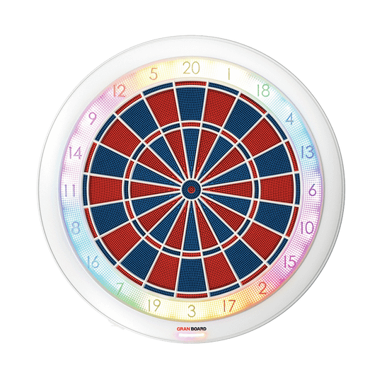 g01440_GranBoard_132_Elektronisches_Dartboard_1m77s3IgqhPA78 Das Bild zeigt das GranBoard 132 Elektronisches Dartboard. Das Dartboard hat ein rundes Design mit bunten LED-Lichtern am Rand.