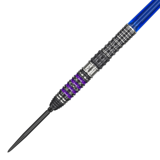 Target Japan Prime Series Sirius GEN4 Swiss Point Steel Darts Das Bild zeigt einen Target Japan Prime Series Sirius GEN4 Swiss Point Steeldart. Der Dart hat einen silbernen und schwarzen Schaft mit lila Akzenten und einer blauen Flight.