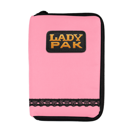 713TP_The_Pak_Dartcase_LadyPak_Rosa_1 Das Bild zeigt ein pinkes Etui mit einem Reißverschluss und der Aufschrift "LADY PAK" auf einem schwarzen Patch. Am unteren Rand des Etuis befindet sich eine dekorative schwarze Spitzenborte.