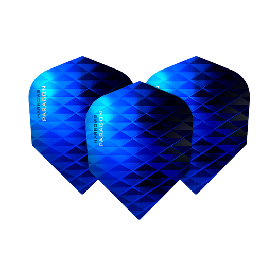 HR7601_Harrows_Paragon_Blue_No2_Standard_Flights_1GhlbkGii89DGH Das Bild zeigt drei blaue Dart-Flights des Modells "Harrows Paragon Blue No2 Standard". Die Flights haben ein geometrisches Muster und sind in verschiedenen Blautönen gestaltet.