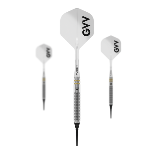 Auf dem Bild ist ein Set Winmau Gian Van Veen W-MAX Softdarts - 18g zu sehen. Drei Darts und das Zubehör sind abgebildet.