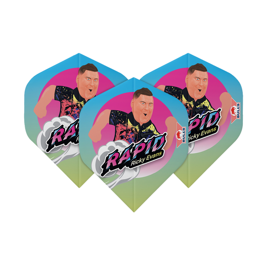 Das Bild zeigt drei Dart-Flights mit einem bunten Cartoon-Bild von Ricky Evans und dem Schriftzug "Rapid Ricky Evans". Die Flights haben einen blauen, pinken und gelben Farbverlauf und das Bulls-Logo an der Seite.