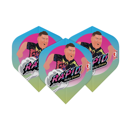 Bulls NL Player 100 Ricky Evans Cartoon No2 Standard Flights Das Bild zeigt drei Dart-Flights mit einem bunten Cartoon-Bild von Ricky Evans und dem Schriftzug "Rapid Ricky Evans". Die Flights haben einen blauen, pinken und gelben Farbverlauf und das Bulls-Logo an der Seite.