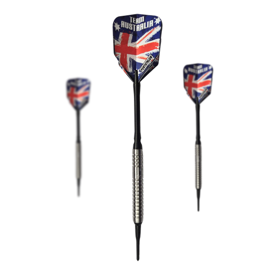 McDart 85 Tungsten V5 Soft Darts - 16g Das Bild zeigt drei Softdarts des Produkts „McDart 85er Tungsten V5 Softdarts - 16g“. Die Flights sind im Design der australischen Flagge gehalten und haben den Schriftzug „Team Australia“.