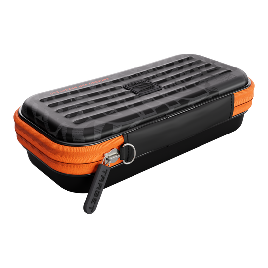 Takoma Ghost Series Raymond Van Barneveld dart case Hier ist das Takoma Ghost Series Raymond Van Barneveld Dartcase zu sehen. Das Dartcase dient zur sicheren Aufbewahrung von Darts und Zubehör.