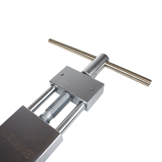 8425-Winmau-Craftsman-Re-pointing-System-3 Das Bild zeigt das Winmau Craftsman Re-Pointing System Spitzenwechsler. Es handelt sich um ein Werkzeug aus Metall zum Auswechseln von Dartspitzen.