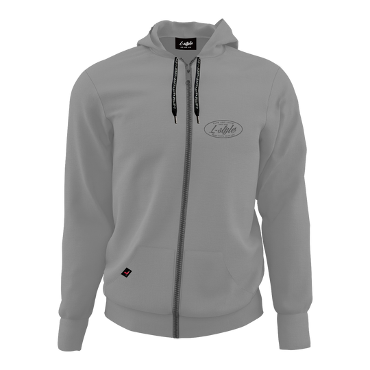 L-Style Hoodie - Grey Der Hoodie „L-Style Hoodie - Grau“ ist grau, hat eine Kapuze und einen durchgehenden Reißverschluss. Auf der linken Brust befindet sich ein dezentes L-Style Logo.