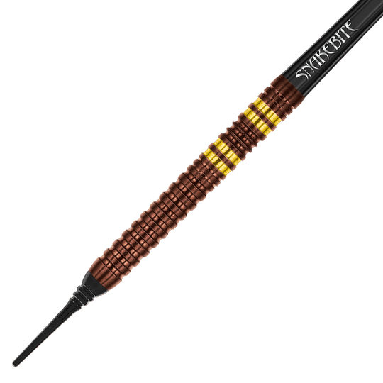 RD2570_Red_Dragon_Peter_Wright_Copper_Fusion_Softdarts_2 Das Bild zeigt einen Red Dragon Peter Wright Copper Fusion Softdart mit einem Gewicht von 20g. Der Dartpfeil hat eine kupferfarbene Riffelung und goldene Akzentringe sowie die Aufschrift "Snakebite" am Schaft.