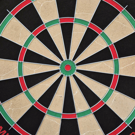 Target Dimitri Van Den Bergh steel dartboard set Auf dem Bild ist eine Steeldartscheibe mit farbigen Segmenten in Rot, Grün, Schwarz und Beige zu sehen. Es handelt sich um das Produkt "Target Dimitri Van Den Bergh Steeldartboard Set".