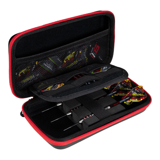 Winmau Florian Hempel Tour Edition dart case Das Bild zeigt das Winmau Florian Hempel Tour Edition Dartcase, das geöffnet und mit Darts sowie Zubehör bestückt ist. Die Darttasche hat einen schwarzen Innenraum mit Netzfächern und wird von einem roten Reißverschluss umrandet.