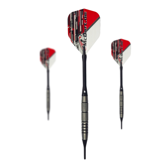 McDart 85 Tungsten V9 soft darts - 17.5g Das Bild zeigt drei McDart 85er Tungsten V9 Softdarts mit einem Gewicht von 17,5g. Die Darts haben silberne Barrels und rot-weiße Flights mit dem Aufdruck "McDart.de".