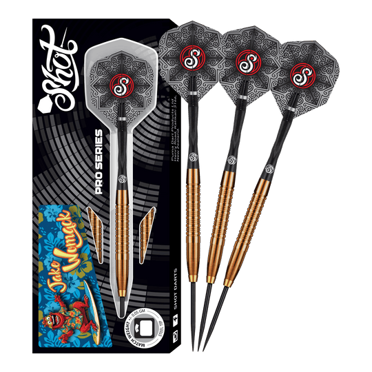 Das Bild zeigt das Produkt "Shot Pro Series Jake Womack Steeldarts - 23g". Drei Steeldarts mit schwarz-goldenem Griff und verzierten Flights sind neben der Verpackung zu sehen.