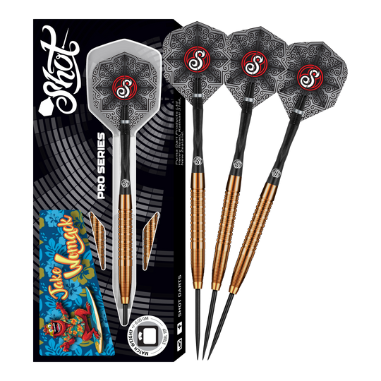 Shot Pro Series Jake Womack Steel Darts - 23g Das Bild zeigt das Produkt "Shot Pro Series Jake Womack Steeldarts - 23g". Drei Steeldarts mit schwarz-goldenem Griff und verzierten Flights sind neben der Verpackung zu sehen.